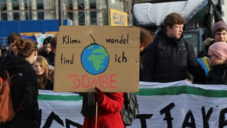 Schülerinnen und Schüler bei einer Demo zum Klimaschutz.