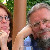 Eine Frau und ein Mann schauen in die Kamera.