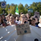 Globaler Klimastreik 2023 in Berlin: Schüler halten ein Pappschild mit der Aufschrift "There is no planet B"