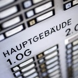 Zahlreiche Klingelschilder sind  an einem Wohngebäude zu sehen.