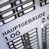 Zahlreiche Klingelschilder an einem Wohngebäude