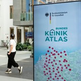 Ein Display im Foyer der Bundespressekonferenz zeigt den neu online geschalteten Bundes-Klinik-Atlas. 