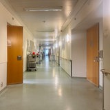 Blick in einen leeren Krankenhausflur.