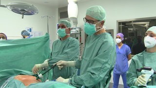 Ärzte bei einer Operation im Operationsraum.