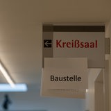 In einer Klinik weist ein Schild den Kreißsaal als Baustelle aus (Symbolbild)
