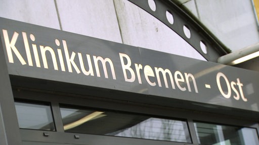 Die Gebäudeaufschrift Klinikum Bremen-Ost.