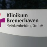 Ein Schild mit der Aufschrift "Klinikum Bremerhaven/ Reinkenheide gGmbH"