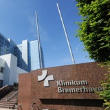 Auf einer Mauer vor einem Gebäude steht der Schriftzug "Klinikum Bremerhaven"