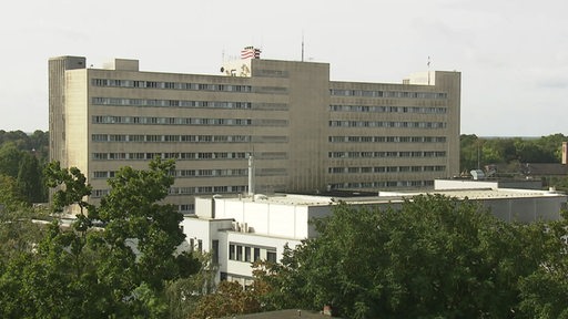 Ein graues Klinikgebäude.