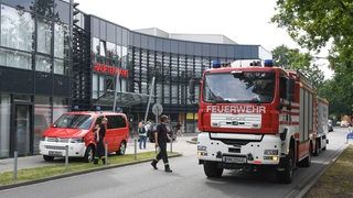 Feuerwehrautos stehen vor dem Klinikum Links der Weser.