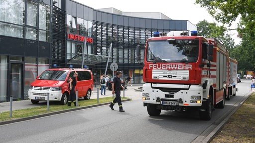 Feuerwehrautos stehen vor dem Klinikum Links der Weser.