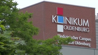 Die Fassade und das Schild des Klinikums Oldenburg.