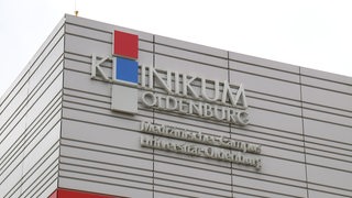 Das Logo vom Klinikum Oldenburg an einem Gebäude.