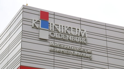 Das Logo vom Klinikum Oldenburg an einem Gebäude.