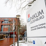Im Hintergrund ist ein Gebäude zu sehen. Im Vordergrund sieht man das Schild "Klinikum Oldenburg"