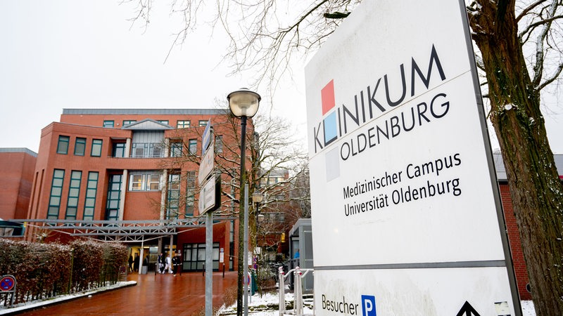 Im Hintergrund ist ein Gebäude zu sehen. Im Vordergrund sieht man das Schild "Klinikum Oldenburg"