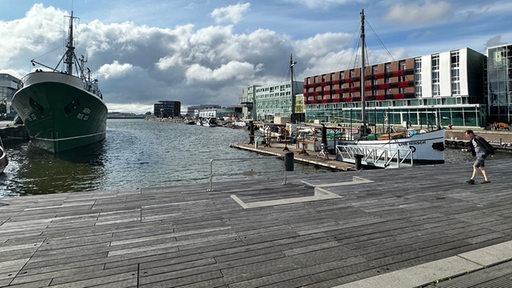 Am Hafen in Bremerhaven mit Wasserblick und Schiffen.