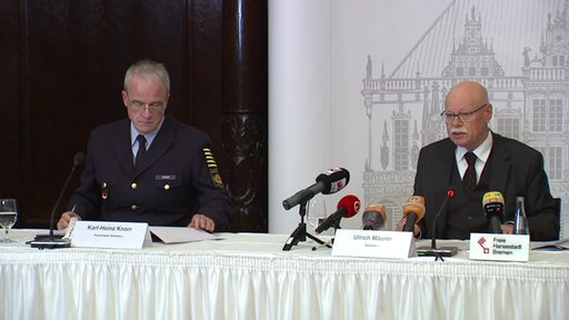Karl-Heinz Knorr und Urlich Mäurer bei einer Pressekonferenz im Bremer Rathaus