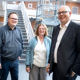 Florian Pfeffer, Björn Fecker, Kristina Vogt und Andreas Bovenschulte stehen zusammen und lachen.
