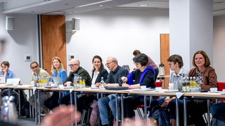 Die Verhandlungsführer von der Bremer SPD, Bündnis 90/Die Grünen und Die Linke kommen rund zwei Wochen nach der Bürgerschaftswahl zu ersten Koalitionsverhandlungen zusammen.