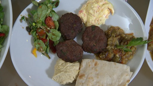 Der Bremer Teller mit Köfte, Möhren Yoghurt Dip, Hummus und Salat.