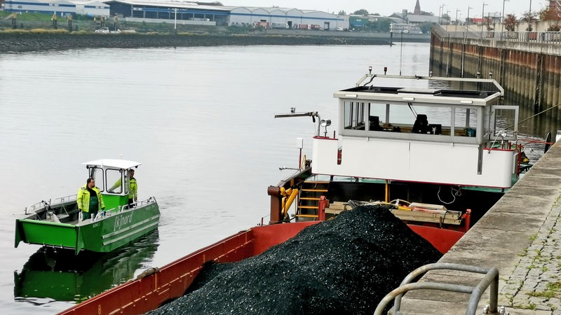Der havarierte Kohlefrachter "Helga" auf der Weser