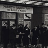Eine historische Aufnahme aus dem Jahr 1935 zeigt eine Männergruppe.