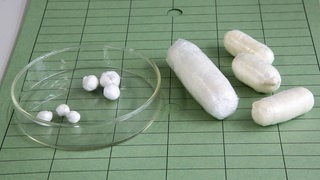 Kokain in Plastik verpackt auf einer Akte.