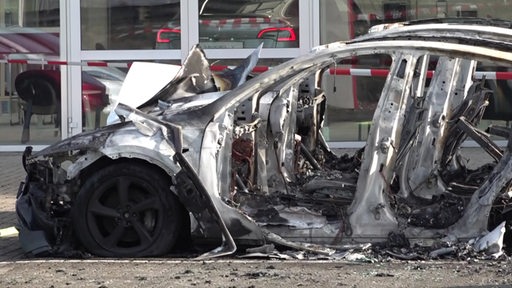 Ein abgebranntes Auto.