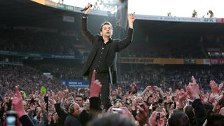 Die englische Band Depeche Mode mit ihrem Lead-Sänger David Gahan steht am Montag (05.06.2006) im Weserstadion in Bremen auf der Bühne. 