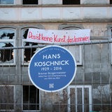Das Koschnick-Haus ist seit einem Brand im Januar 2000 eine Bauruine. Bremens ehemaliger Bürgermeister lebte hier mit Unterbrechungen zwischen 1934 und 1954 bei seinen Großeltern.
