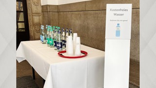 Ein Tisch mit kostenlosem Trinkwasser