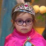 Ein Mädchen ist als Prinzessin verkleidet.