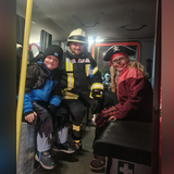 Drei verkleidete Personen in Kostüm. Das Mädchen rechts ist als Piratin verkleidet, der Mann in der mitte trägt seine Feuerwehr-Kleidung und der Junge rechts in normaler Kleidung.