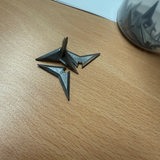 Auf einem Tisch liegen spitze Metallteile, sogenannte Krähenfüße.