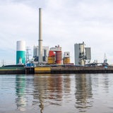 Das Kohlekraftwerk in Bremen-Farge spiegelt sich in der Weser