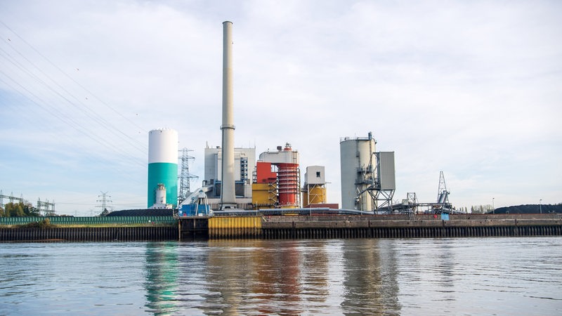 Das Kohlekraftwerk in Bremen-Farge spiegelt sich in der Weser