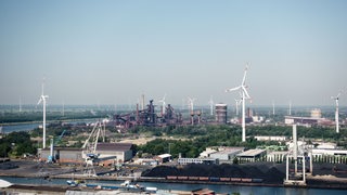 Ausblick vom Kohlekraftwerk Bremen-Hafen auf das Stahlwerk.