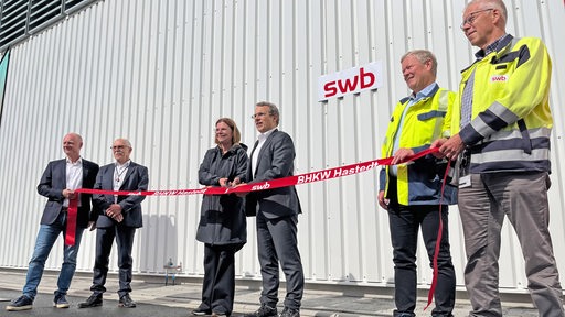 Das neue Blockheizkraftwerk der SWB in Bremen Hastedt wird eingeweiht. Kristina Vogt und die Betreiber der SWB durchschneiden das rote Band