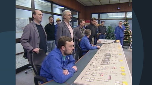 Archivbild: Zahlreiche Techniker eines Kraftwerks erwarten gespannt die Jahrtausendwende.