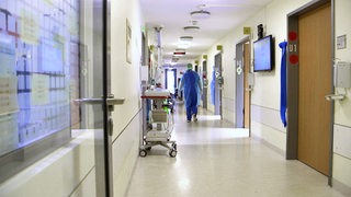 Eine Pflegekraft auf Station in einem Krankenhaus.