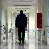 Ein Mann läuft über den Flur eines Krankenhauses.