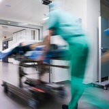 Ein Bild mit starker Bewegungsunschärfe: Ein Patient wird in den OP-Saal gebracht.