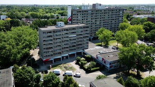 Es ist das Krankenhaus Links der Weser aus der Luft zu sehen.