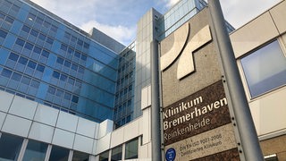 Hochhaus und Schild "Klinikum Bremerhaven"