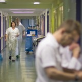 Blick in einen Krankenhausflur mit Personal bei der Arbeit