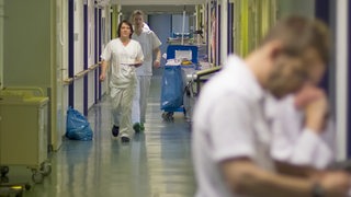 Blick in einen Krankenhausflur mit Personal bei der Arbeit