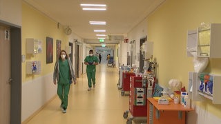 Die Mitarbeitenden eines Bremer Eltern-Kind-Zentrums auf dem Krankenhaus-Flur.