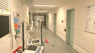 Ein Flur eines Krankenhauses in dem medizinische Geräte stehen.