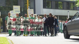 Die Mitarbeitenden des  Klinikums Links der Weser protestieren